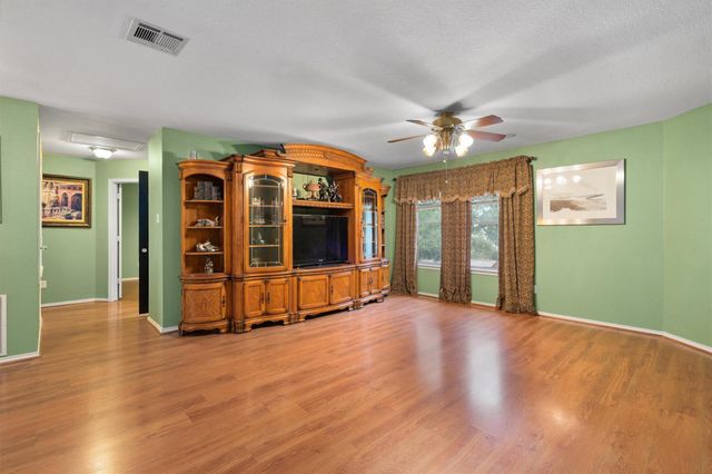 570 Crossland DR, Killeen, TX 76543