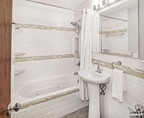 6050 Boulevard East 4C, West New York, NJ 07093