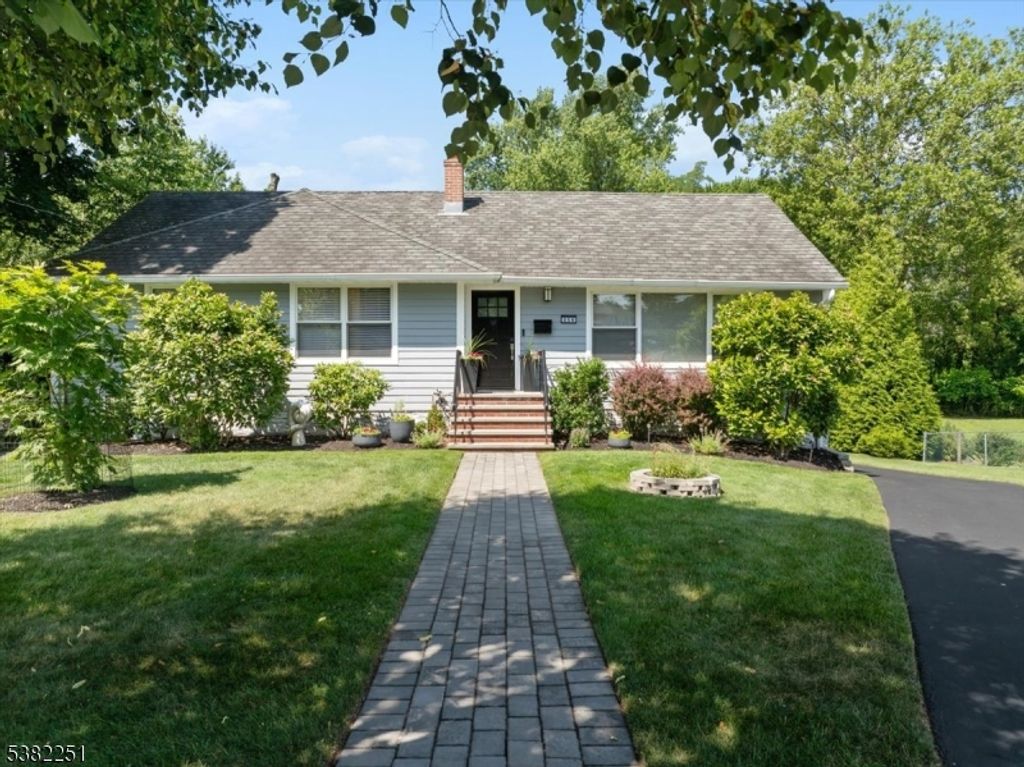 256 Stevens Ct, New Milford Boro, NJ 07646