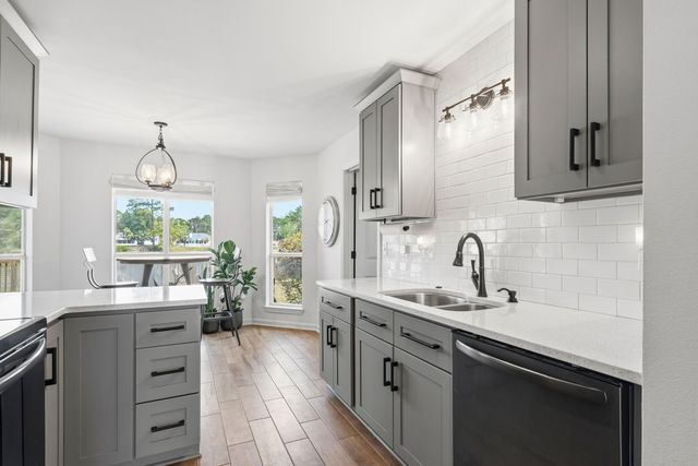 2204 Creekwood Court, Navarre, FL 32566