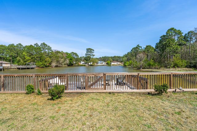 2204 Creekwood Court, Navarre, FL 32566
