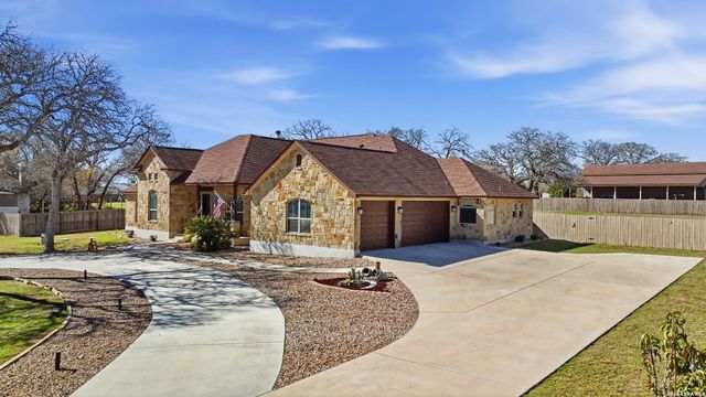 109 Bucks Ln, La Vernia, TX 78121