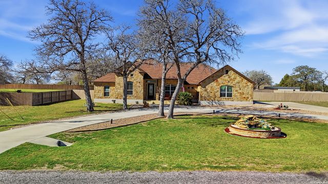 109 Bucks Ln, La Vernia, TX 78121