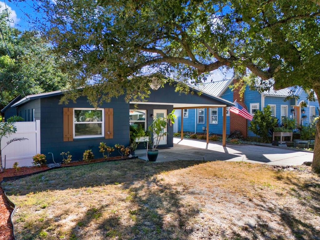 Image 3 of property listing at 2806 W WALLACE AVENUE, Tampa, FL 33611