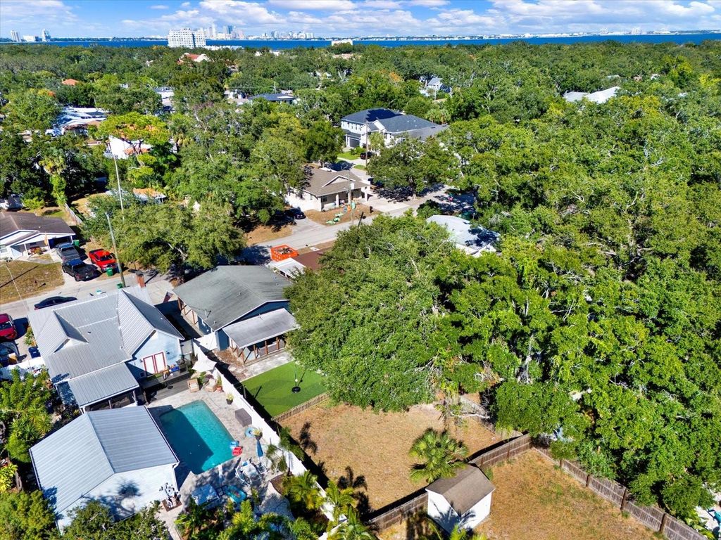 Image 22 of property listing at 2806 W WALLACE AVENUE, Tampa, FL 33611