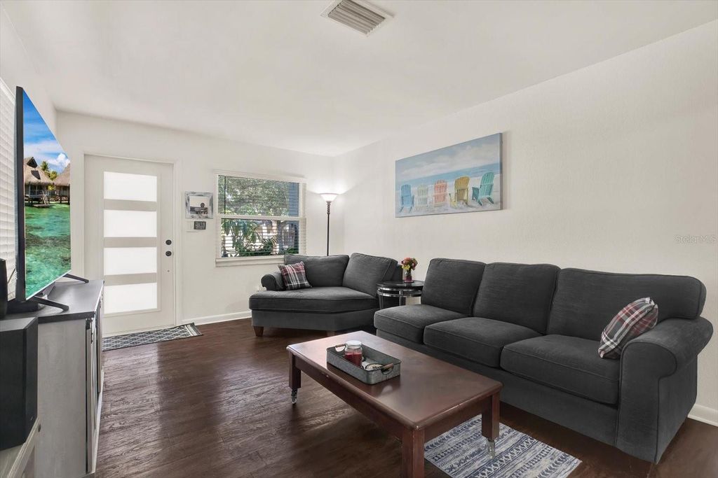 Image 6 of property listing at 2806 W WALLACE AVENUE, Tampa, FL 33611