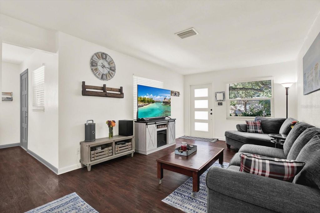 Image 7 of property listing at 2806 W WALLACE AVENUE, Tampa, FL 33611