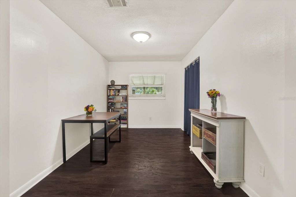 Image 8 of property listing at 2806 W WALLACE AVENUE, Tampa, FL 33611