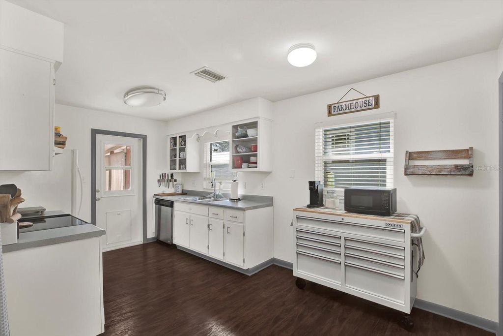 Image 9 of property listing at 2806 W WALLACE AVENUE, Tampa, FL 33611