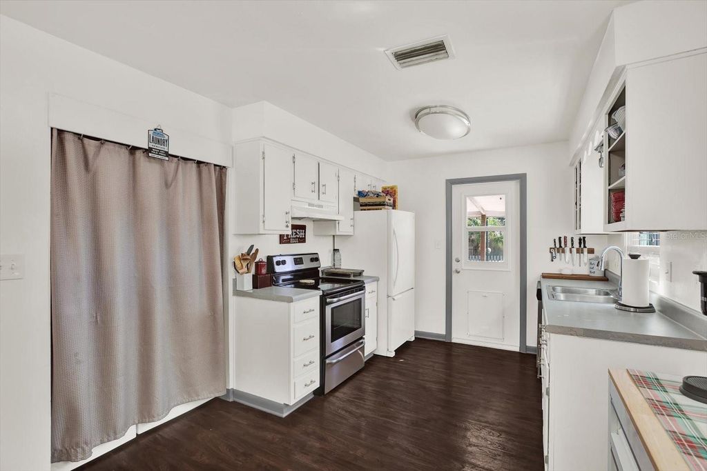 Image 10 of property listing at 2806 W WALLACE AVENUE, Tampa, FL 33611