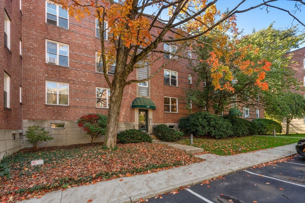 136 Beaconsfield Rd 2, Brookline, MA 02445