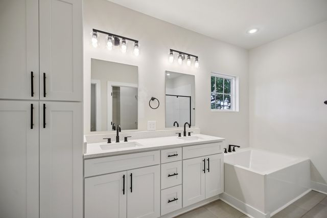 1048 Stagecoach Dr, White House, TN 37188