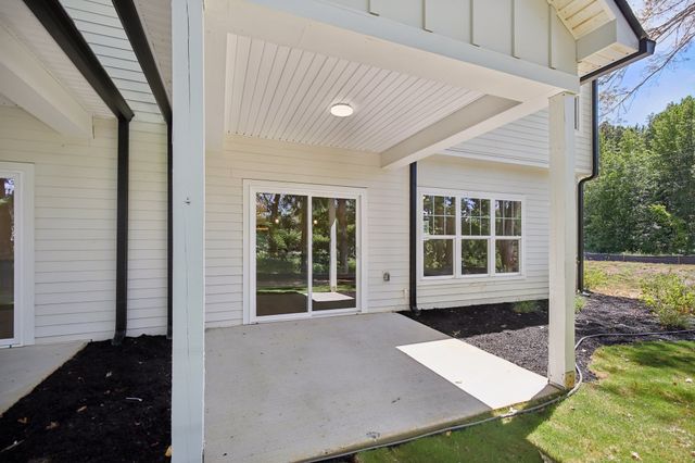 1048 Stagecoach Dr, White House, TN 37188