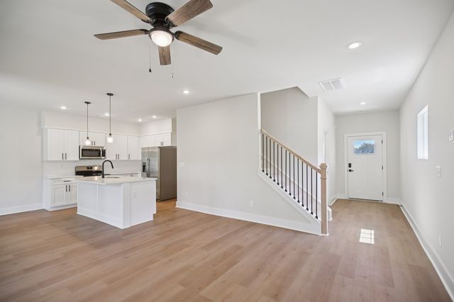 1048 Stagecoach Dr, White House, TN 37188