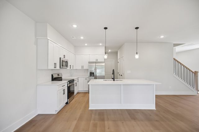 1048 Stagecoach Dr, White House, TN 37188