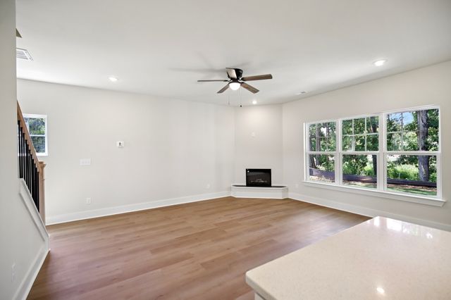 1048 Stagecoach Dr, White House, TN 37188