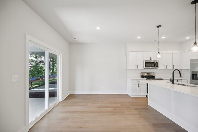 1048 Stagecoach Dr, White House, TN 37188