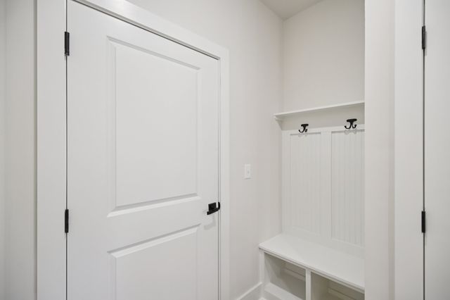 1048 Stagecoach Dr, White House, TN 37188