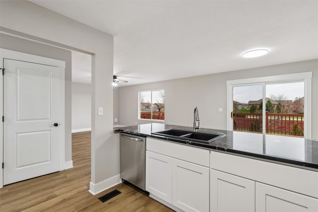 1363 93rd Street, West Des Moines, IA 50266