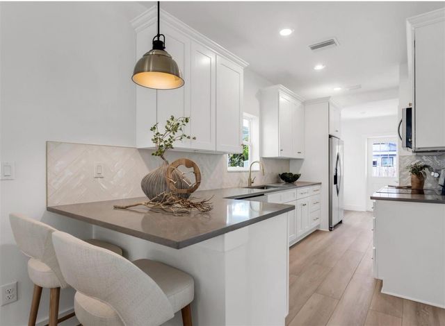 2333 W BEACH STREET, Tampa, FL 33607