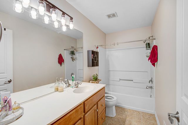 663 Huntington Boulevard, West Dundee, IL 60118