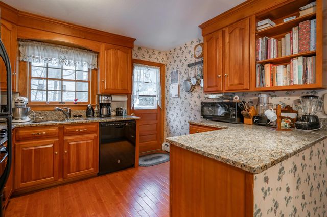 226 Amesbury Road, Kensington, NH 03833