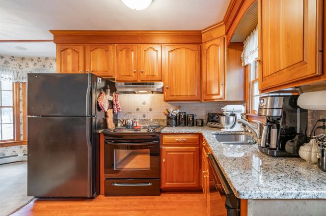 226 Amesbury Road, Kensington, NH 03833