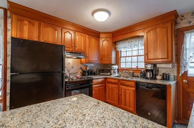 226 Amesbury Road, Kensington, NH 03833