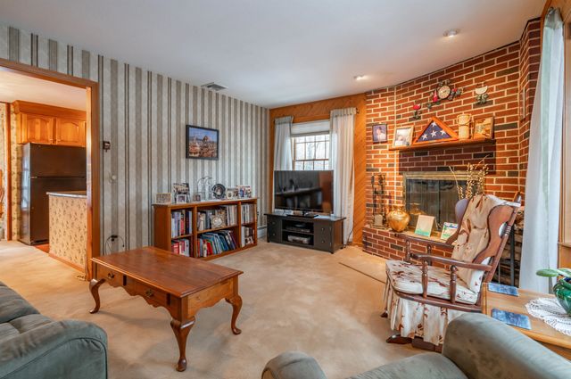 226 Amesbury Road, Kensington, NH 03833