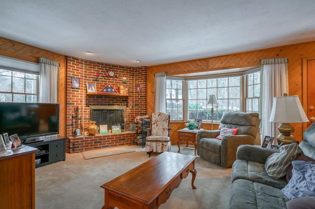 226 Amesbury Road, Kensington, NH 03833