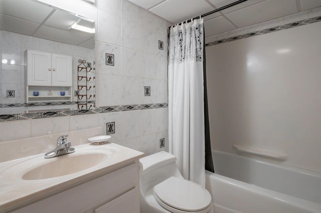 226 Amesbury Road, Kensington, NH 03833