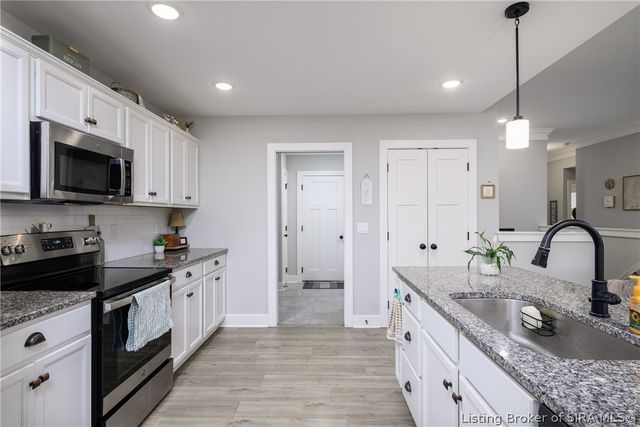 4242 Recreation Way, Jeffersonville, IN 47130