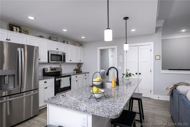 4242 Recreation Way, Jeffersonville, IN 47130