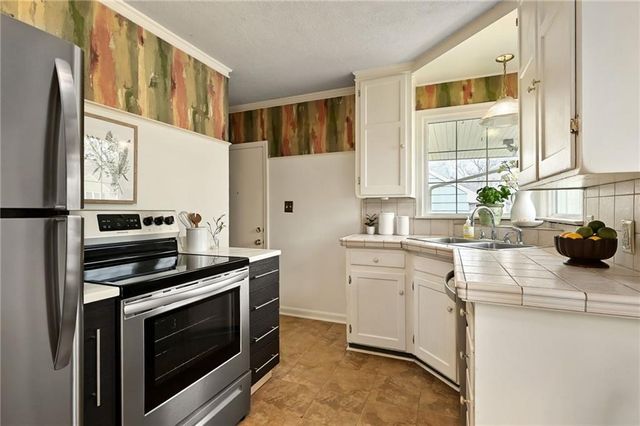 5005 Sycamore Drive, Roeland Park, KS 66205