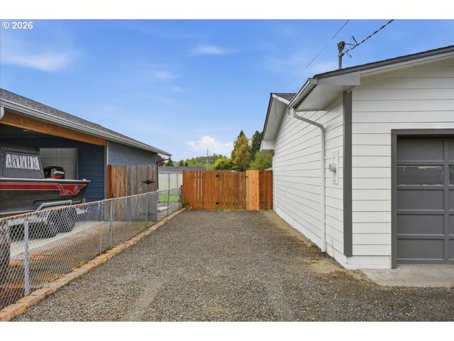 132 GREEN ACRES Dr, Castle Rock, WA 98611