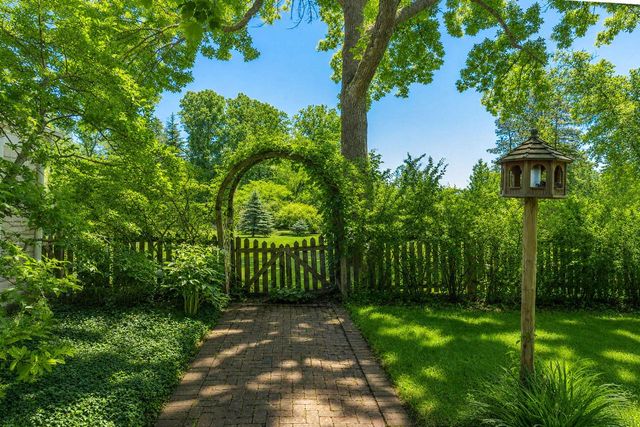 9321 N Tennyson DRIVE, Bayside, WI 53217