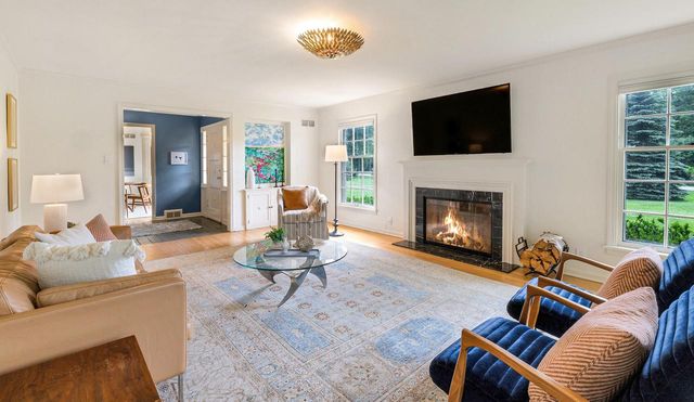 9321 N Tennyson DRIVE, Bayside, WI 53217