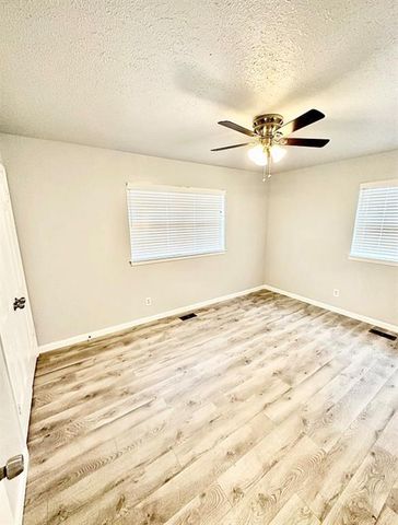 3215 Oakwood Drive, Edmond, OK 73013