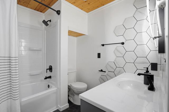 6445 N WAGON TRAIL RD, Columbia, MO 65202