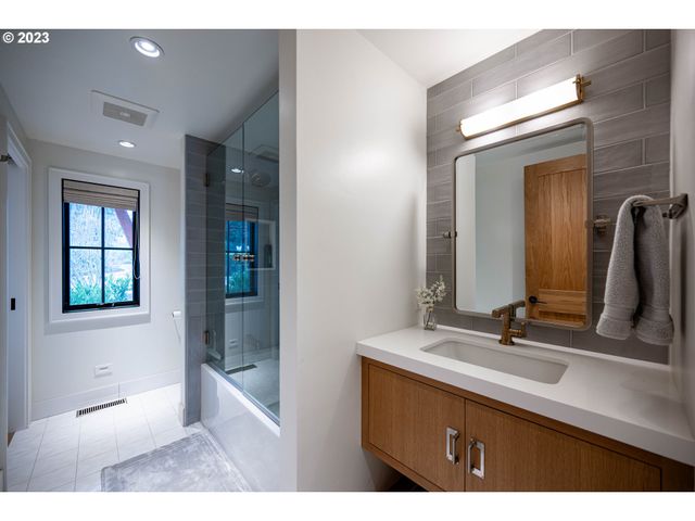 33723 VAN DUYN Rd, Eugene, OR 97408