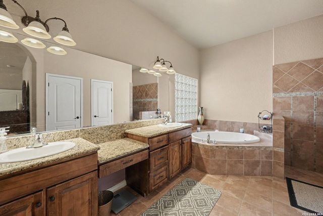 438 Rosewood Dr, La Vernia, TX 78121