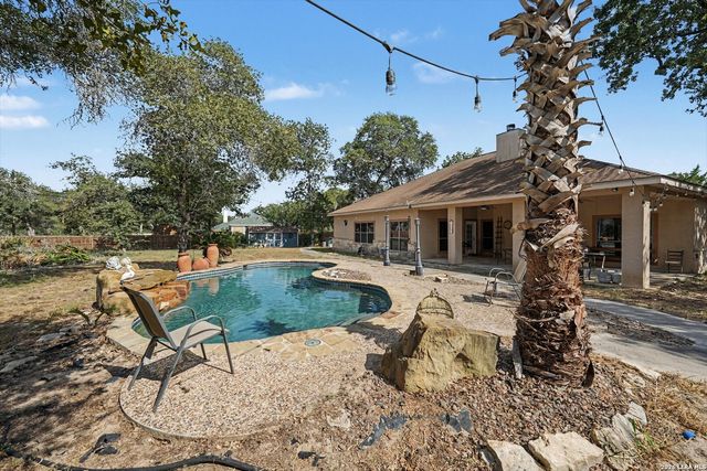 438 Rosewood Dr, La Vernia, TX 78121
