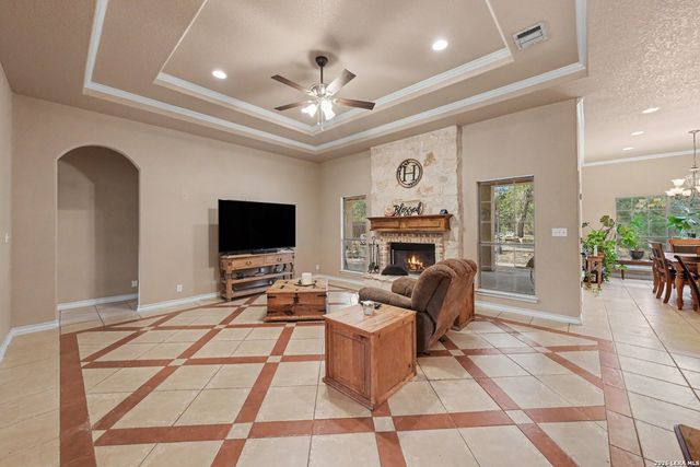 438 Rosewood Dr, La Vernia, TX 78121