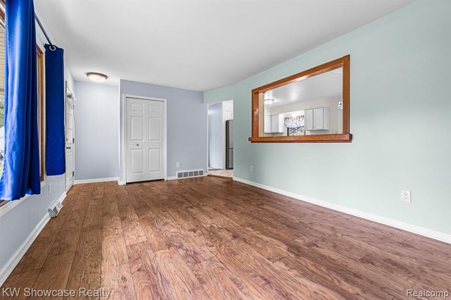 2755 Willow Lane, Highland, MI 48356