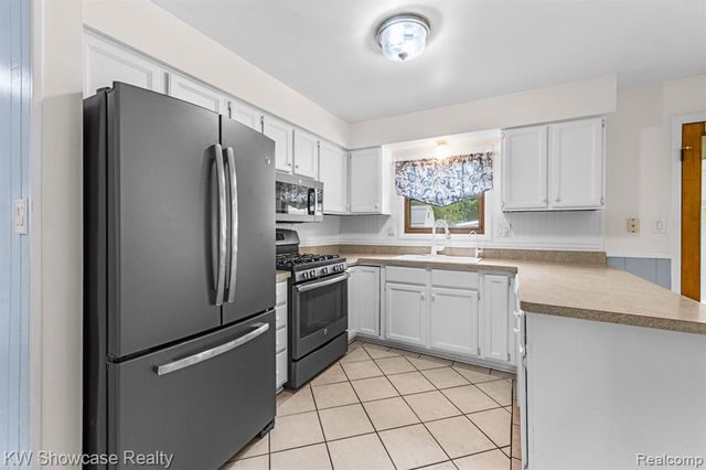 2755 Willow Lane, Highland, MI 48356