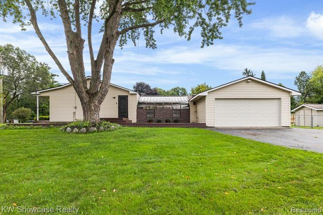 2755 Willow Lane, Highland, MI 48356