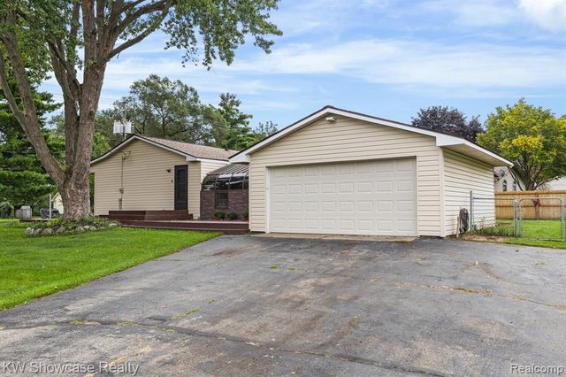 2755 Willow Lane, Highland, MI 48356