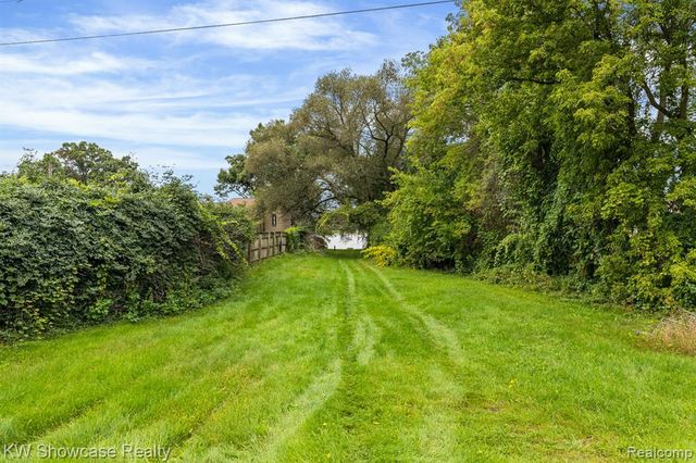 2755 Willow Lane, Highland, MI 48356