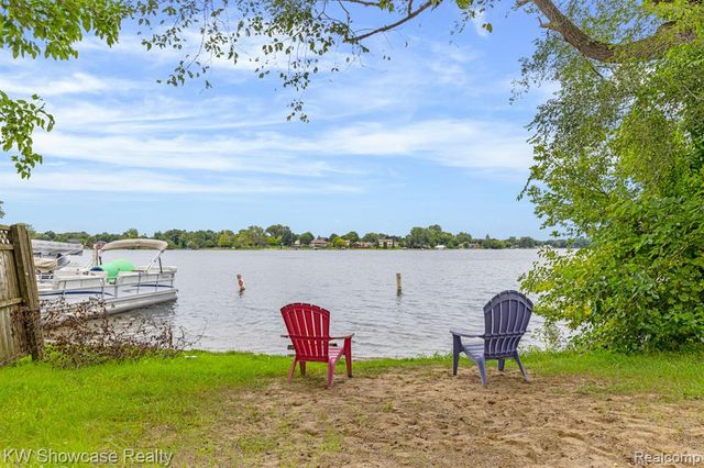 2755 Willow Lane, Highland, MI 48356
