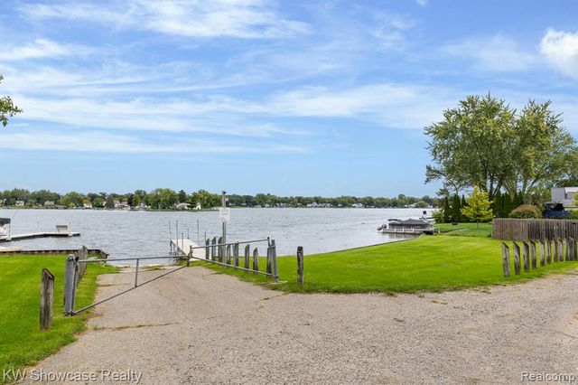 2755 Willow Lane, Highland, MI 48356